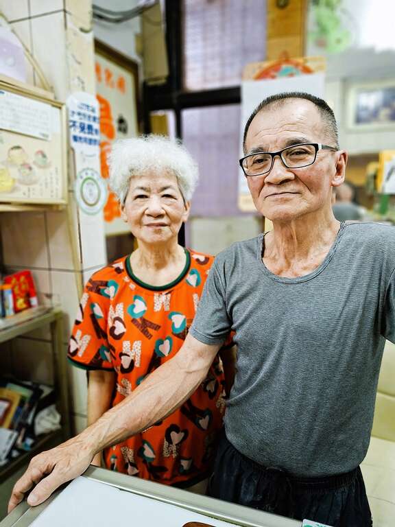 「鹹甜引路臺南味」西市場巷內懷舊西點，「百珍麵包蛋糕」克林姆泡芙一賣五十年，外表樸實不花俏，入口爆漿驚艷