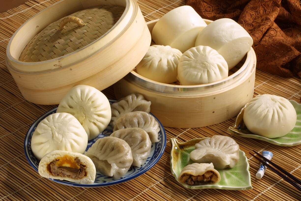 包子白皙飽滿，餡料紮實，口感綿密；水晶餃Q彈帶嚼勁，內餡爽口不膩。（萬川號提供)