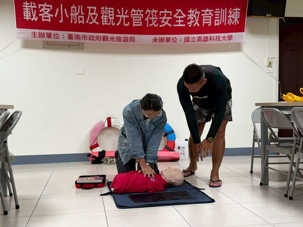 业者实际演练各项救生操作