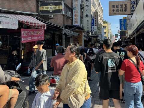 国华海安商圈逛街人潮