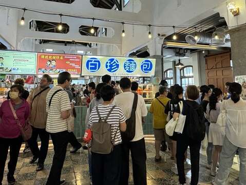 西市场涌进许多逛街吃美食的游客