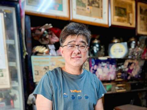 连得堂第四代蔡伟忠为照顾父亲，辞去证劵公司主管职，返乡接手饼店，稳稳守住祖业。（张耘书拍摄）