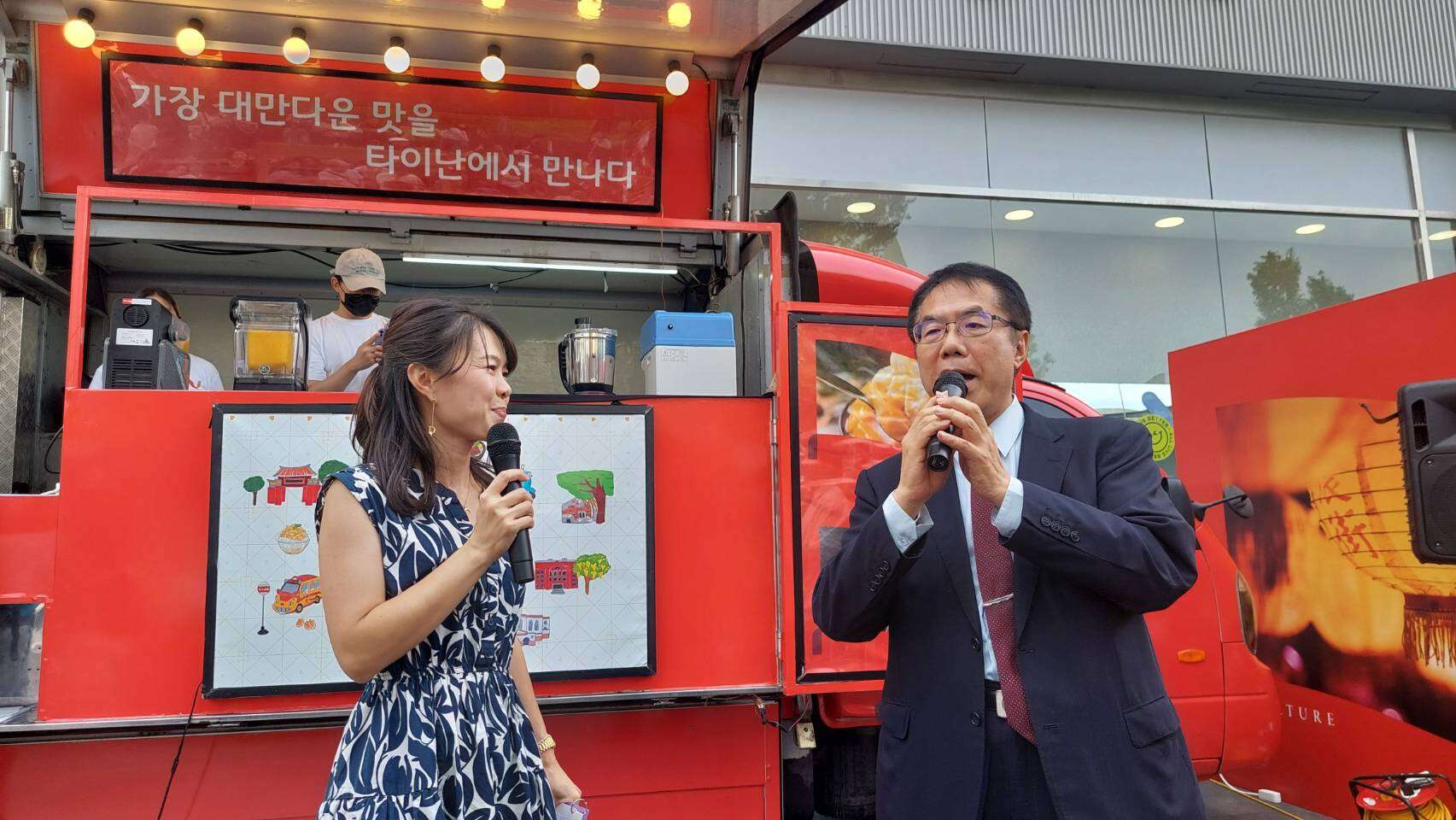 黃偉哲市長向韓國民眾介紹台南旅遊及芒果