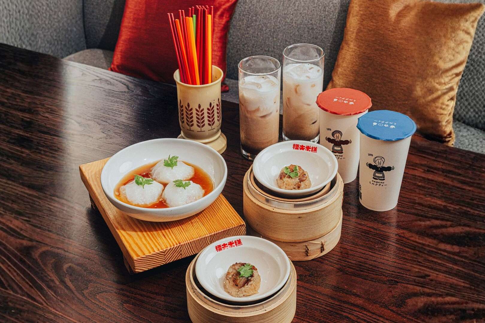 首度攜手三大人氣名店「糯夫米糕」、網紅打卡飲品「阿美嬤紅茶奶」與國宴指定暨必比登推薦四連霸主「鮮蒸蝦仁肉圓」獻上招牌料理。(圖_台北君悅酒店提供)