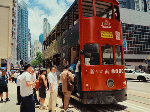 台南跃上香港百年叮叮车-四草绿隧正面