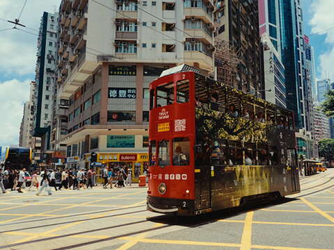 台南跃上香港百年叮叮车-四草绿隧叮叮车侧拍