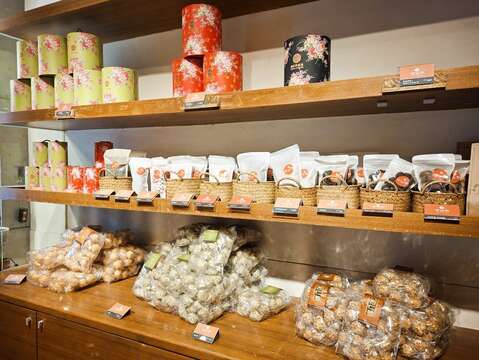 信裕轩主打天然手作茶食与手工荖，从食材到包装设计都充满「台湾味」。（张耘书拍摄)