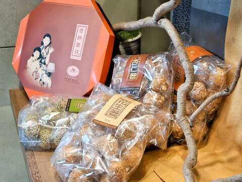 浓厚的怀旧风格，「老饼箧仔」传递人与人之间的情谊与美好，同时也唤起许多人的儿时记忆。（张耘书拍摄）