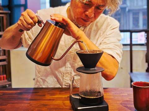 林经尧也是手冲咖啡的高手，希望保留茶食的灵魂，结合咖啡创新介面，让手工荖升级成摩登的台式咖啡甜点。（张耘书拍摄）