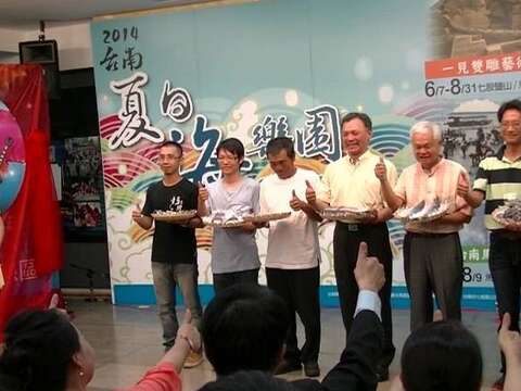 七位海鲜达人端出七种海鲜邀民众一起来嚐鲜