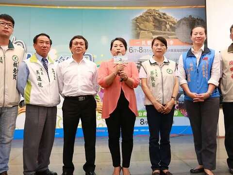 台南市议会赖议长邀集陈朝来、蔡秋兰、吴通龙等多位议员共同号召民众今年夏天一定要到七股品嚐最新鲜的赤嘴