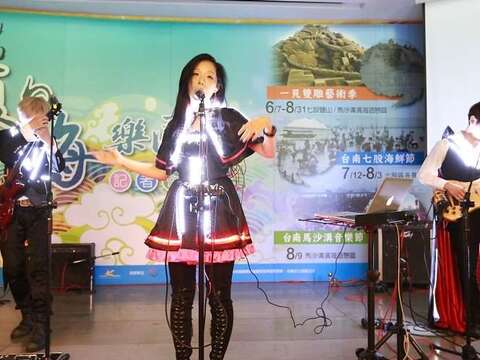 知名独立乐团Kyra RAY以酷炫的灯光主题音乐秀揭开序幕