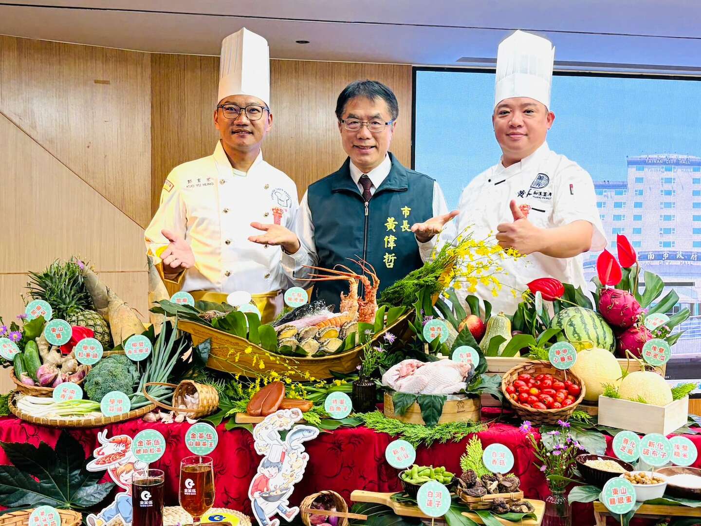 市長、郭育宏總舖師及黃俊博總鋪師合照