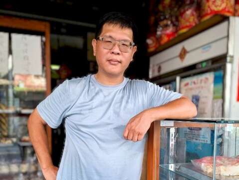 第二代蔡育宗学商,返家接手家业,期盼传续老店,让湾里聚落有传统饼店。(张耘书拍摄)