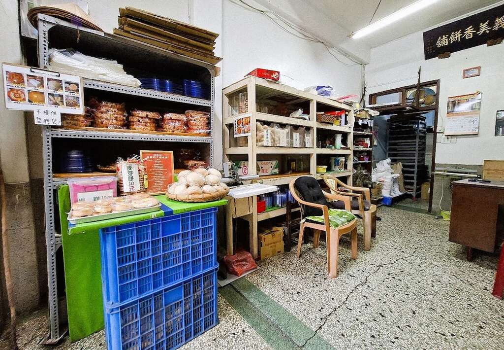 早年饼舖就在人潮聚集的喜树菜市场内,因此从汉饼、西点蛋糕样样皆制,文、武市全包,如今专注制作传统汉饼与面粉酥。(张耘书拍摄)