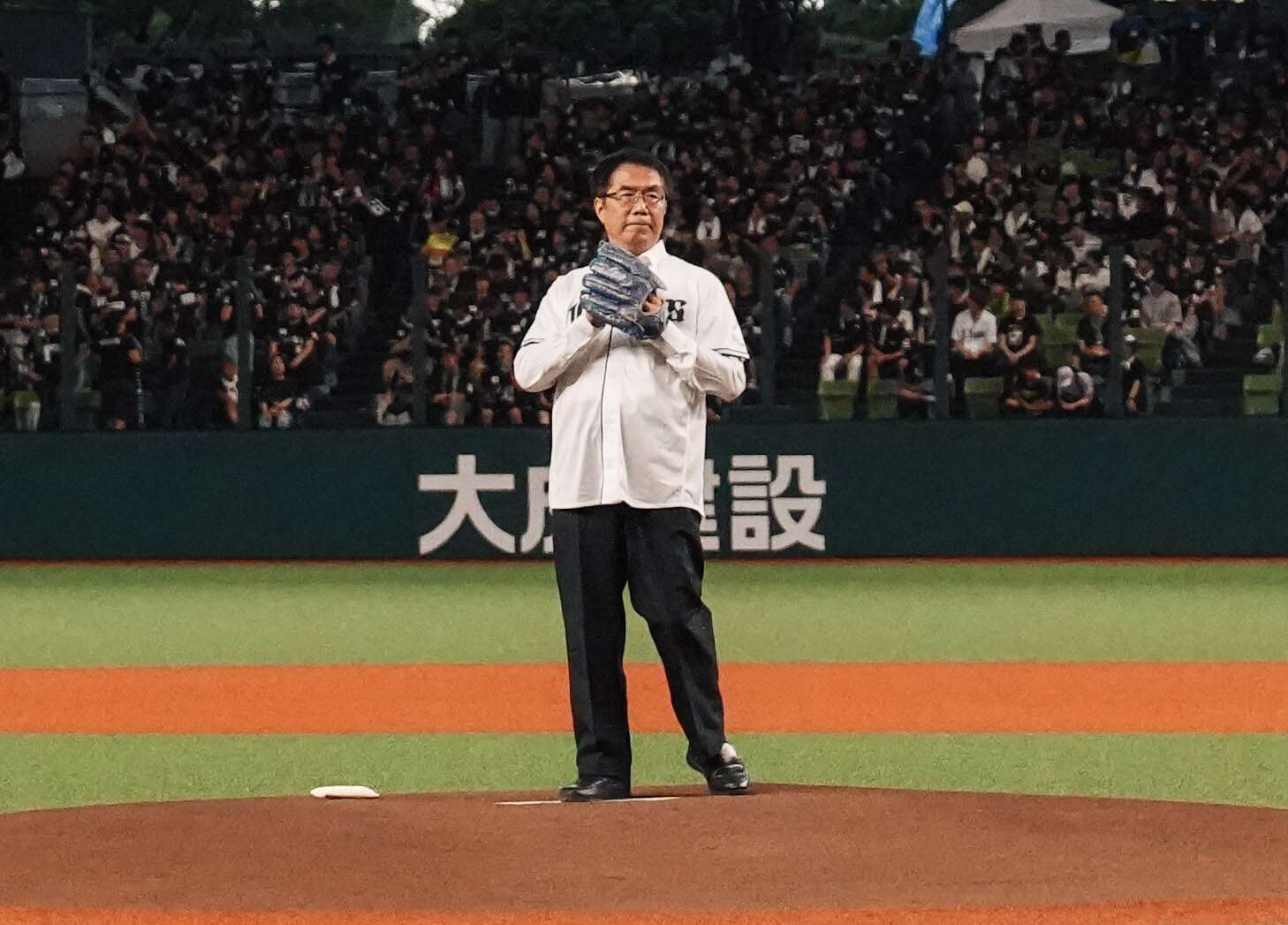 黃偉哲市長站上西武巨蛋投手丘，擔任「臺南觀光日」開球嘉賓，向滿場日本球迷行銷臺