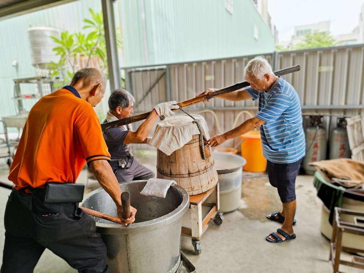 普濟殿前黃家米糕栫遵循古法純手工製作，黃銅山（右一）熟練每道工序且經驗老到。（張耘書拍攝）