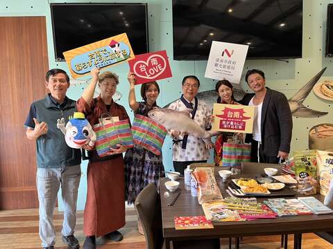 黄伟哲市长与三位日本KOL及梦多在虱目鱼主题馆同乐
