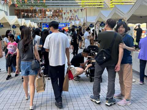 南纺市集吸引许多逛街游客