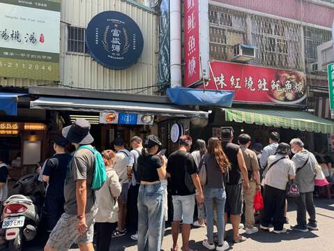 国华街游客游客排队吃美食
