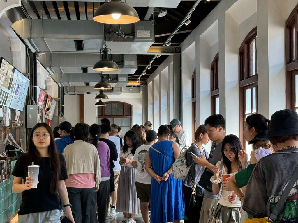 西市场连假逛街人潮