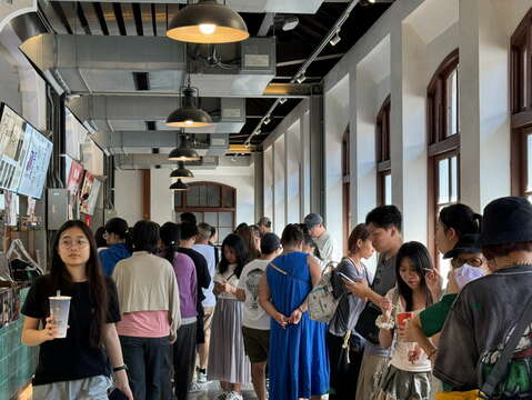 西市场连假逛街人潮