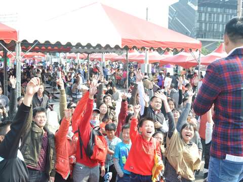 现场民众热情参与