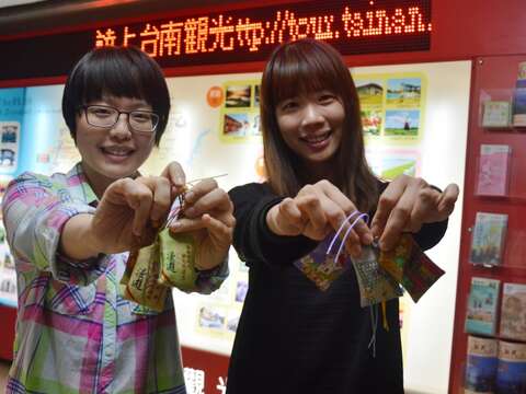 观旅局美女展示福袋