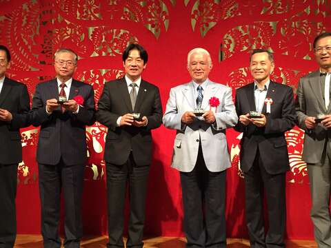 市长及贵宾奉茶邀请大阪旅客来台南
