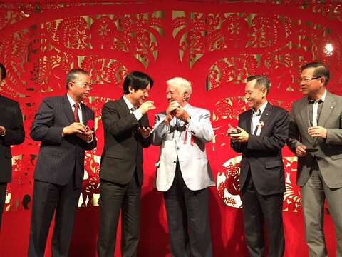 市长与原众议院中山正晖议员互相奉茶邀请来台南