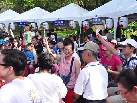 现场赏味民众众多