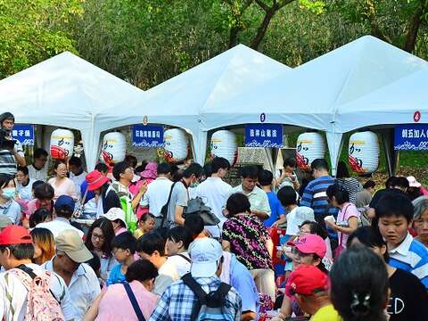 现场赏味民众众多