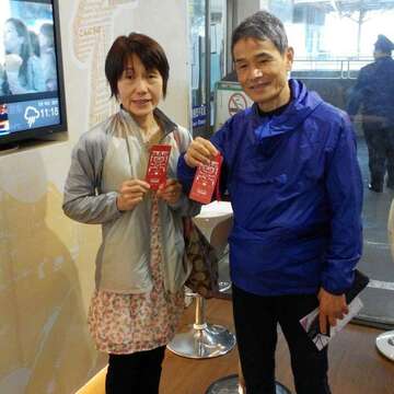 日本游客参与祈福卡活动