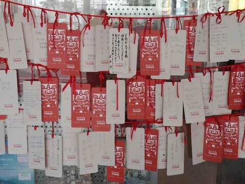 台南火車站(旅遊服務中心)掛滿來自各地的祈福卡