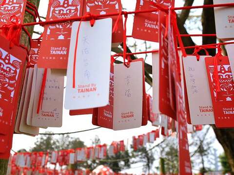 2016台湾国际兰展祈福专区挂满民众对台南的祝福 -2