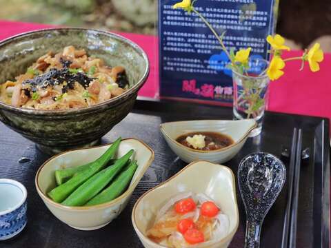 山霸王山海產餐廳-生菜柚香雞肉丼飯