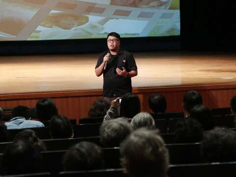 首映会导演致词照