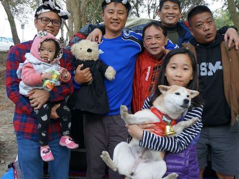 民众带宠物一同来游玩