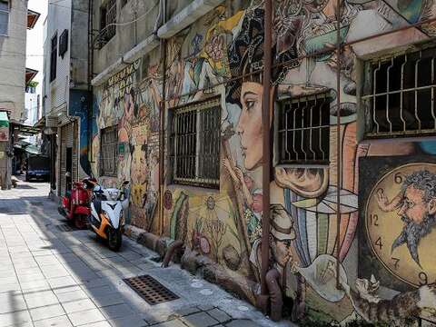 台南老街巷弄的牆上彩繪
