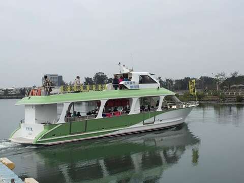 安平港1號載著遊客出發