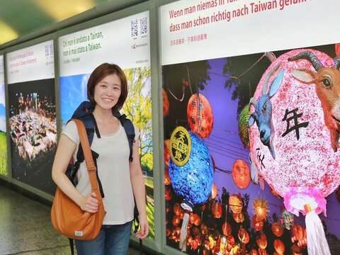 日本遊客與燈箱合照
