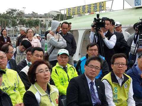 市长与议员听取观光局长介绍运河游船简介