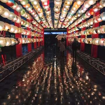 大雨後仍完好无缺散发光芒的灯笼