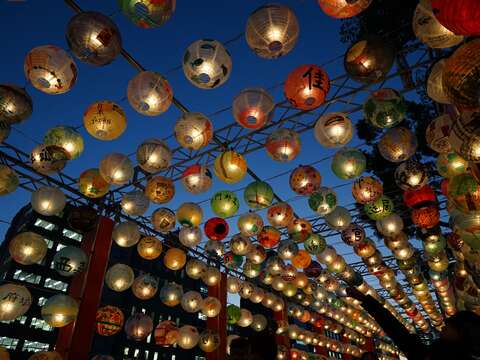 灯笼闪耀夜空