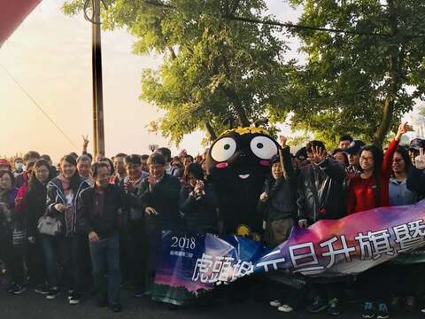 虎头埤吉祥物「蟋帅君」现身和参加健走的民众合影