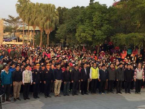 上午7点30分齐聚虎头埤参与元旦升旗典礼