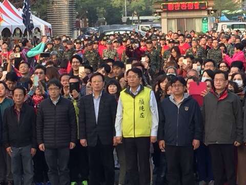 一早虎头埤已陆续出现大批人潮齐聚虎头埤升旗典礼