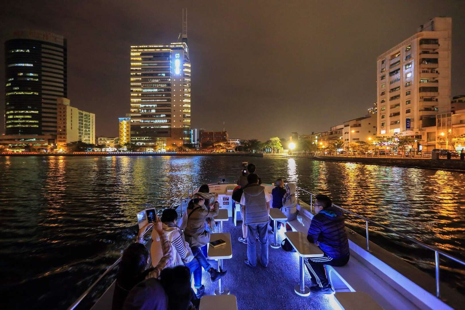 台南夜遊運河可以欣賞美麗的城市夜景