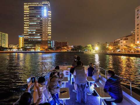 台南夜遊運河可以欣賞美麗的城市夜景