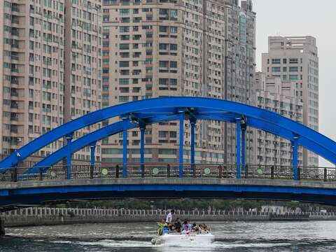 低頭穿過橋底的台南運河遊河，可飽覽台南運河周邊城市之美